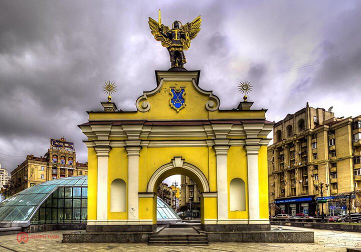 tượng tổng lãnh thiên thần micae ở thủ đô kiev ukraine